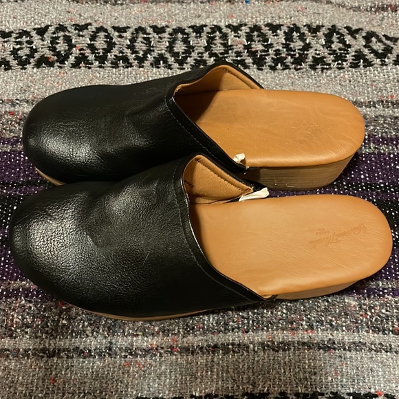 Universal Thread clogs - Picture 2 of 6
